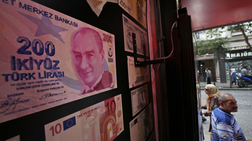 Den turkiska liran har till följd av hög inflation tappat 38,8 procent mot euron det senaste året. Arkivbild.