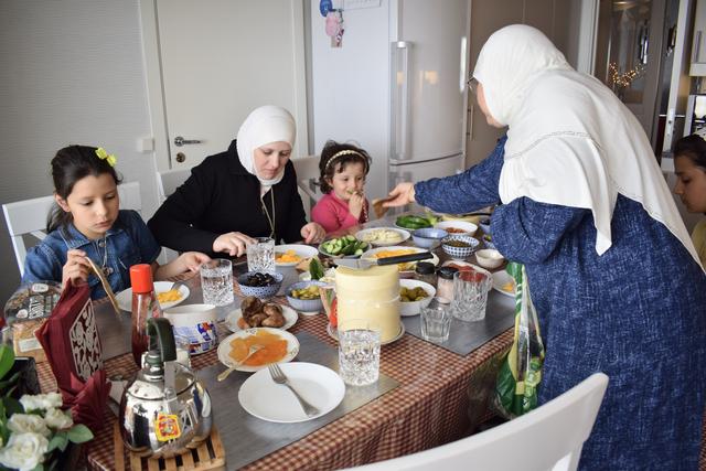 Familjen Al Samman på Råslätt har firat ramadan under den senaste månaden. På högtiden eid al-fitrs första dag samlades de för att äta tillsammans, i dagsljus, för första gången sedan ramadans start. 