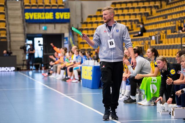Sverige är klart för handbolls-VM. I veckans VM-kvalmatch mot Ukraina var Hallbys Jesper Östlund blixtinkallad förbundskapten. Foto: Petter Arvidson/Bildbyrån