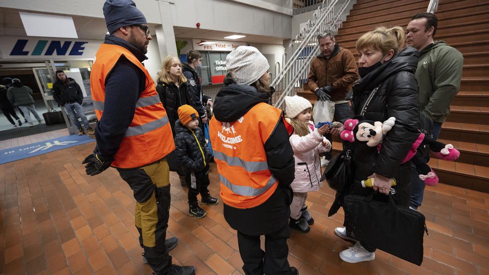 Ukrainsk flykting välkomnas av Refugees Welcome Sweden i färjeterminalen i hamnen i Ystad. FOTO: TT. 