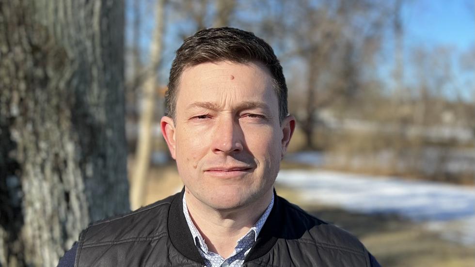 Jimmy Ekström (L), regionråd i Jönköpings län, menar att det fria ordet är under attack och att man därför vill ge skydd till journalister och författare från Ukraina och Ryssland.