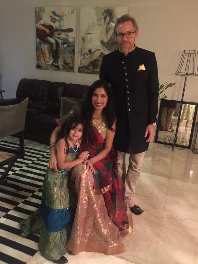 Johan Andersson, författare till boken Doing business in India 
med frun Kaveri Sinhji och med Malaika, den ena av parets två döttrar.