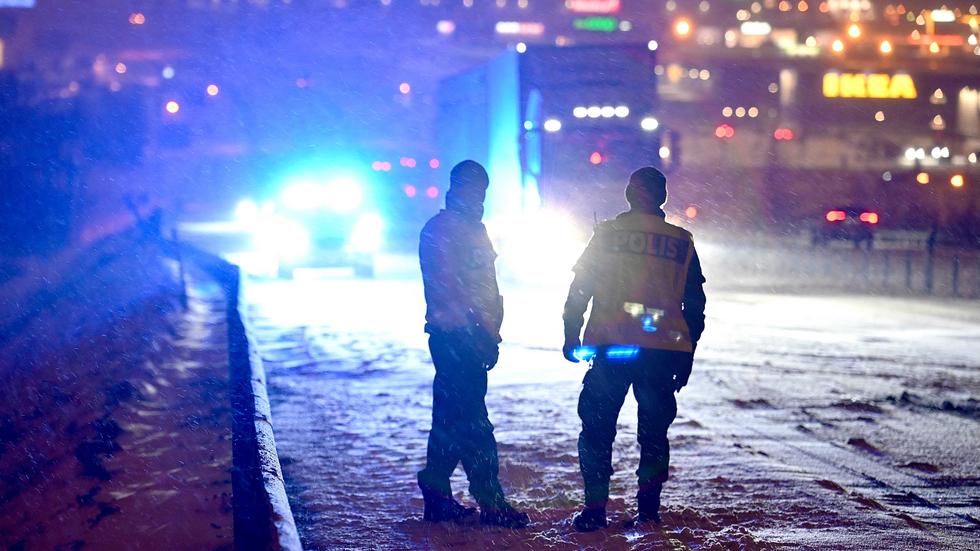 Snön föll rejält över Jönköping under natten mot måndagen och flera trafikolyckor har skett. FOTO: Genrebild.