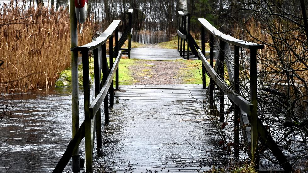 Länsstyrelsen varnar för höga vattenflöden i bland annat Habo och Mullsjö. En bro till badplatsen vid Nässjön i Mullsjö är översvämmad. 