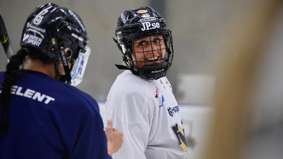 Hanna Olsson var naturligtvis glad över att äntligen få spela ishockey igen.