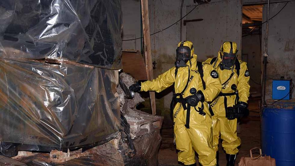 De många giftiga ämnen som förvarades i industrilokalen på Hovslätt var extremt farliga. Vid saneringsarbetet krävdes heltäckande skyddsdräkter och andningsmasker. Foto: Polisens förundersökning