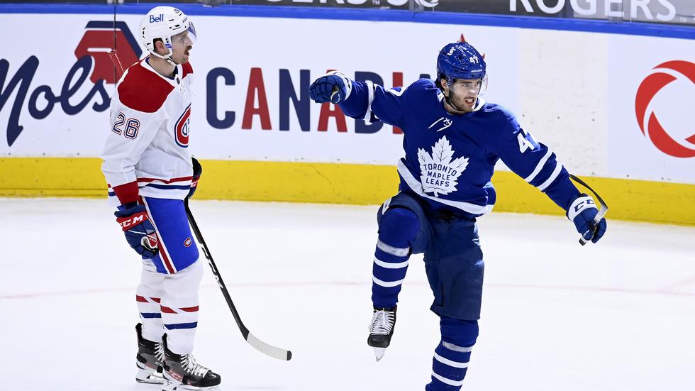 Pierre Engvall till höger, fortsätter i Toronto Maple Leafs som han nu har skrivit ett nytt ettårskontrakt med.