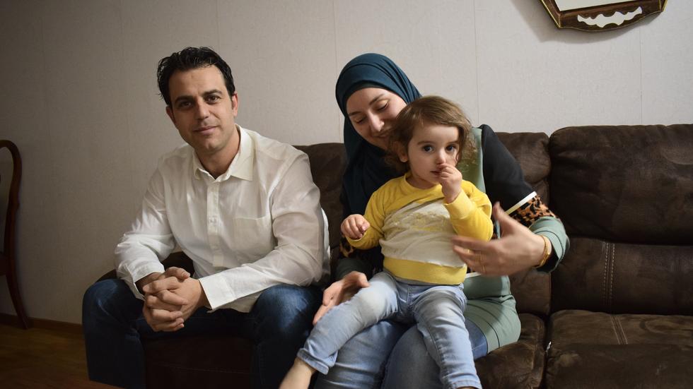Mulham Roman, hans fru Alhan Al-Sayed, och deras dotter Sally, 1,5 år. 