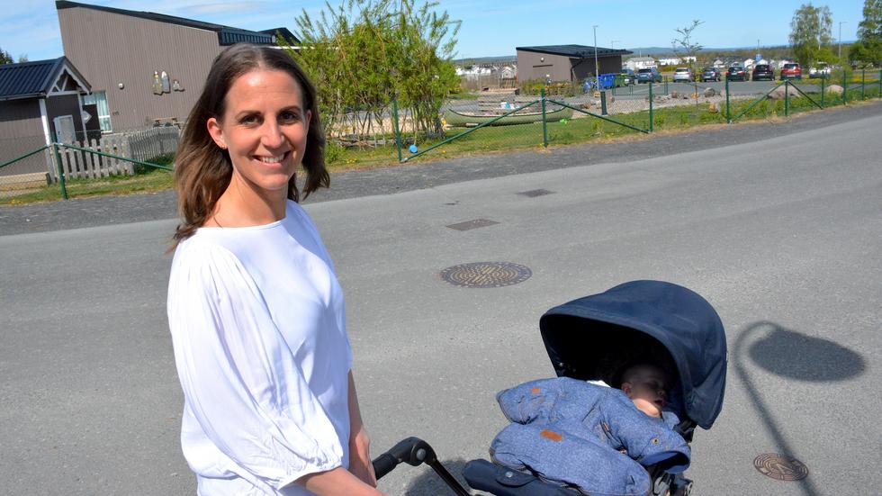 Christine Hamretz, här tillsammans med yngsta sonen Levi, fick igenom ett medborgarförslag att anlägga en trottoar på gatan längs med förskolan I Ur och Skur Oxdragaren. 