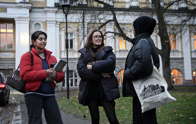 Abira Seevaratnam, Thilde Staaf och Marwa Fiki står utanför skolan och diskuterar det nya beslutet om distansundervisningen, som börjar gälla på måndag.