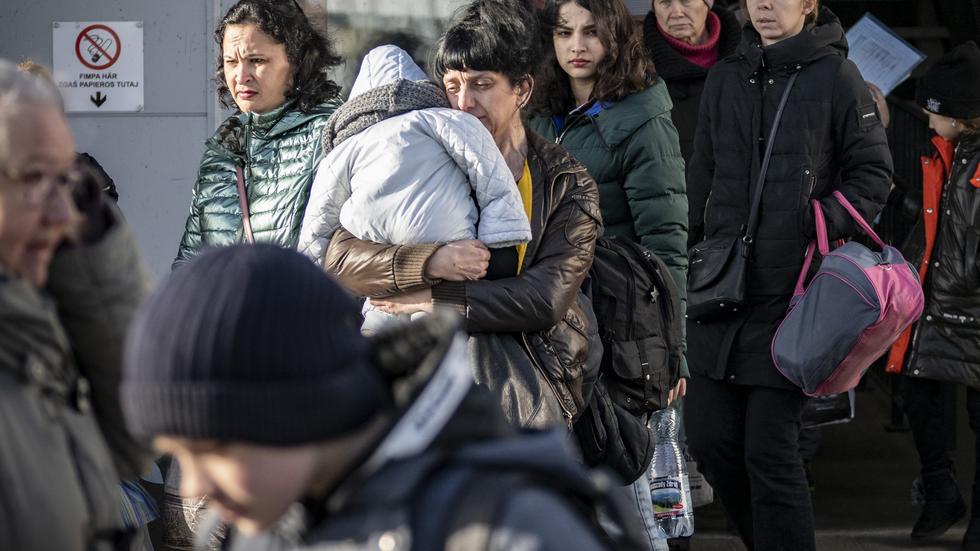 Volontärer bjuder på varm och kall dryck och delar ut förnödenheter till Ukrainska flyktingar då de anländer till hamnen i Karlskrona. FOTO: TT. 