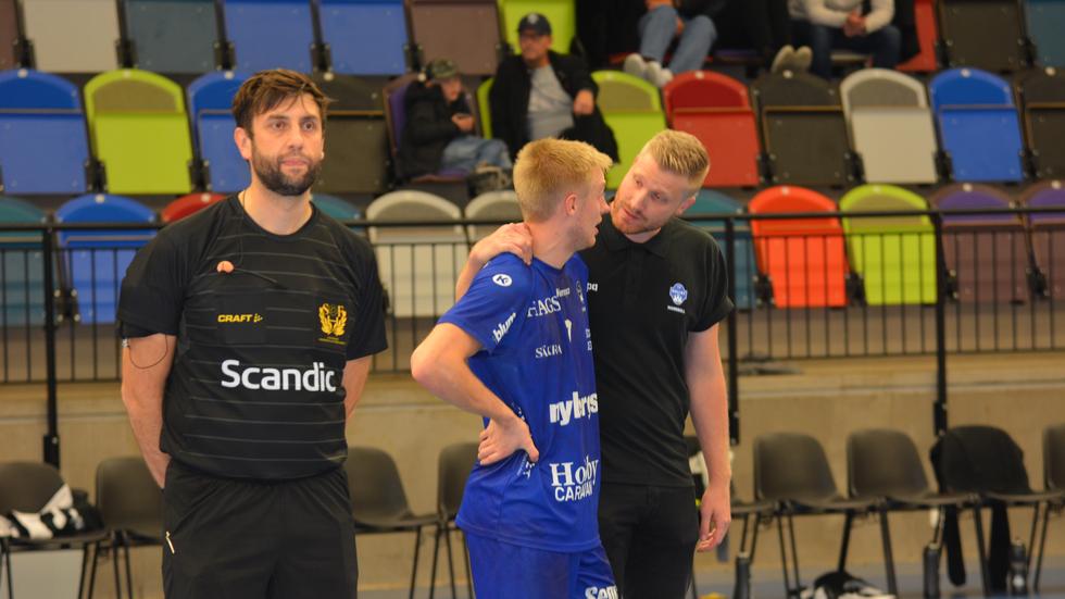 Hallbys tränare Jesper Östlund kramar om sin lagkapten Olle Ek efter den oavgjorda matchen mot IFK Ystad.