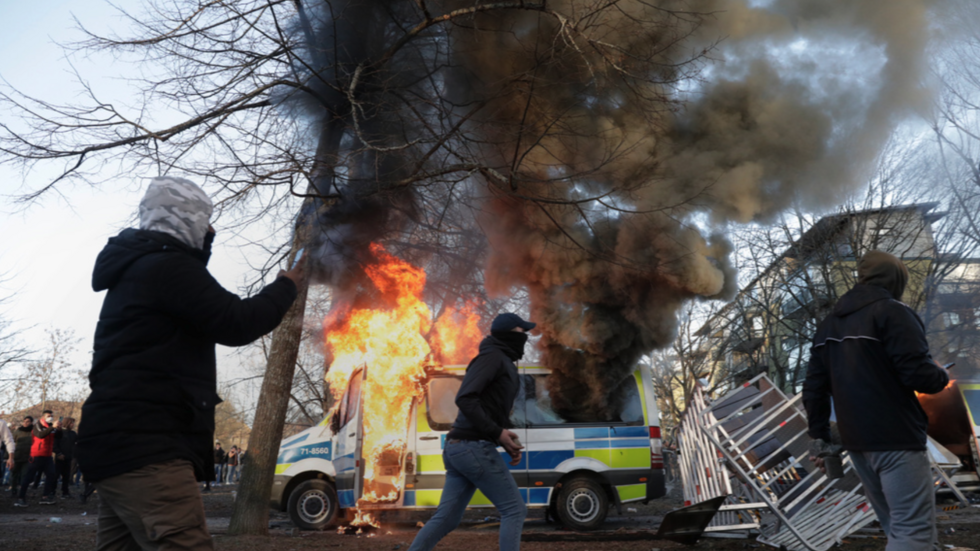 Polisbuss i brand vid upploppen i Sveaparken i Örebro under långfredagen. Våldsamma upplopp riktade främst mot polisen uppstod i flera svenska städer under påskhelgen.
