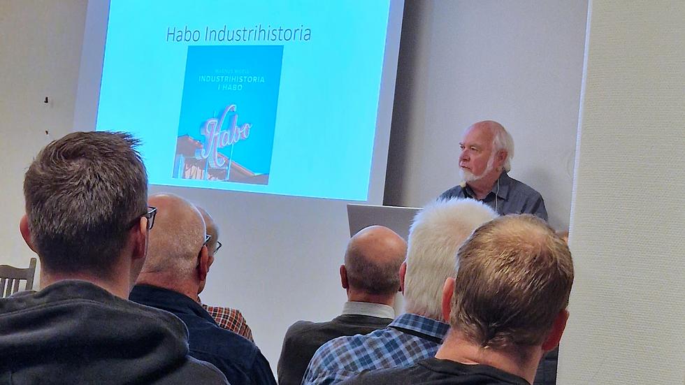 Lars Elwing (på bilden) höll tillsammans med Mats Werthén och Magnus Widell en föreläsning på biblioteket om Habos industrihistoria. Föreläsningen utgick från trions bok i temat. 
