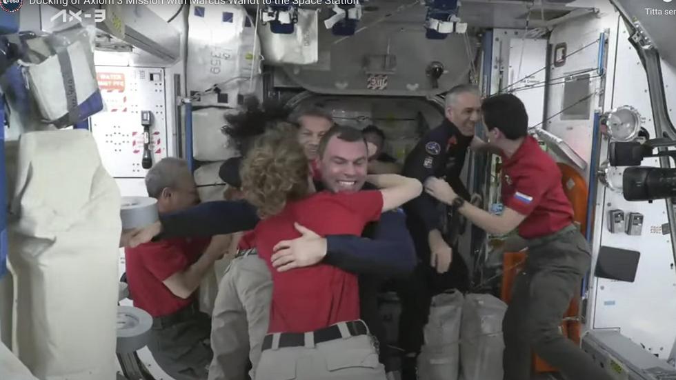 Marcus Wandt välkomnas ombord på ISS med kramar från kollegorna på rymdstationen.