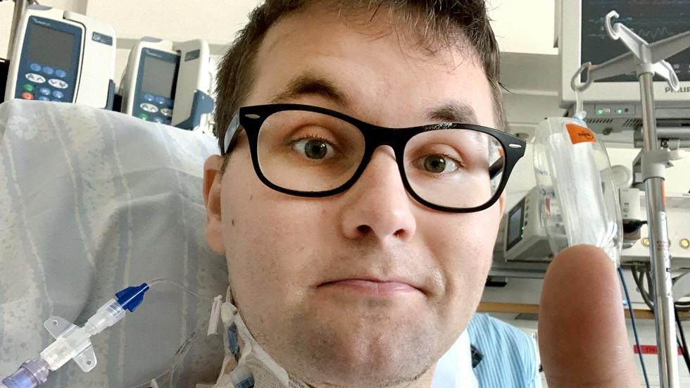 Efter tre års väntan fick Adam Trevik från Värnamo för några veckor sedan ett nytt hjärta inopererat. "Jag mår bra efter omständigheterna", säger han. Bilden är tagen två dagar efter operationen på universitetssjukhuset i Lund.