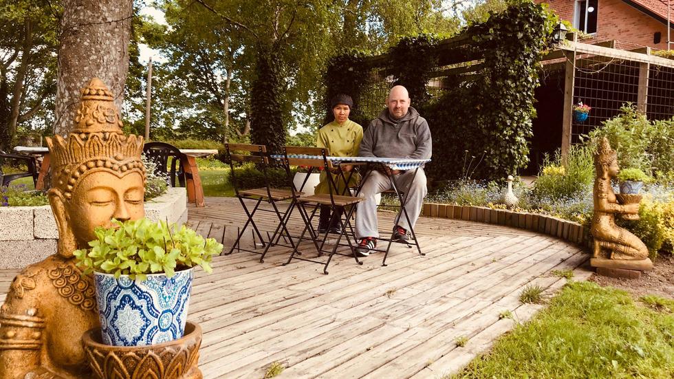 Utanför restaurangen utanför Holmeja finns numera en thai-inspirerad trädgård och uteservering. Niyom Chitpratum och Peter Karlberg passar på att sitta några ögonblick när stolarna är lediga.
