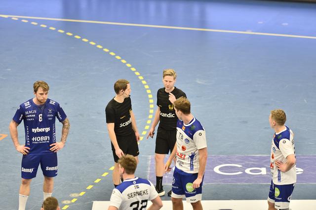 Domarparet Mattias Fält och Mikael Holm hade det bekymmersamt under stora delar av matchen.