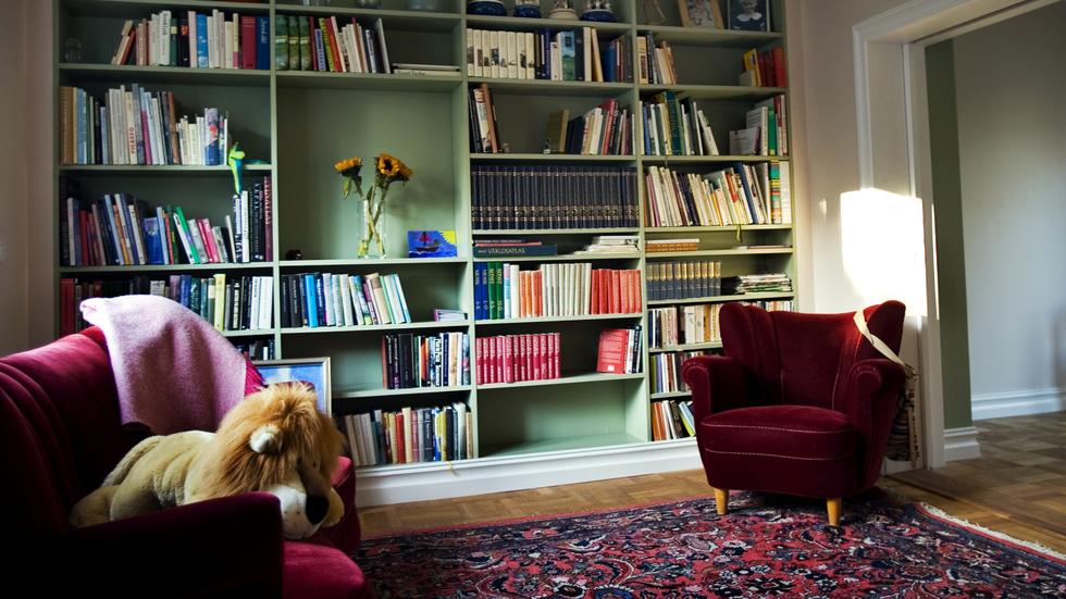 En bokhylla mot en yttervägg kan fungera som ett extra isolerande lager.
Foto: Lisbeth Westerlund
