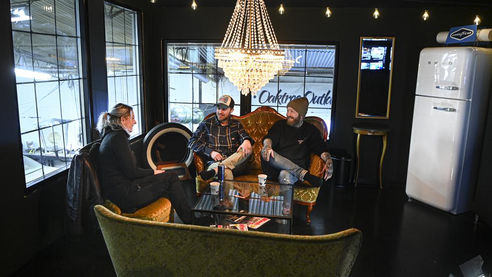 I en rokokomöbel under en kristallkrona sitter Emelie Arvidsson, Philip Aronsson och Björn Enghed och planerar ett av dagens projekt med renoveringen av den gamla Forden Från 1950.