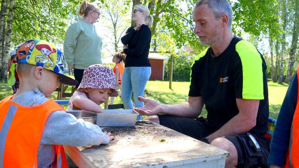 Skolvaktmästaren Pierre Karlsson som är mest i Vaggeryd passade på att ta en ”fika” med sitt barnbarn när han besökte Fågelfors förskola i Skillingaryd.