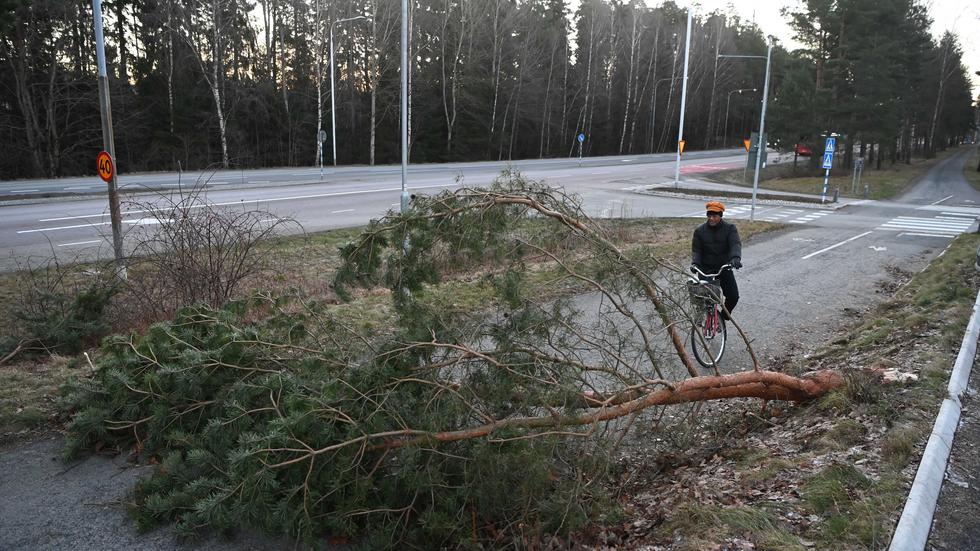 Enok Tafesse fick cykla en mindre omväg i höjd med Röde påle, då han skulle in till stan ifrån Råslätt.
FOTO: Pär Grännö.