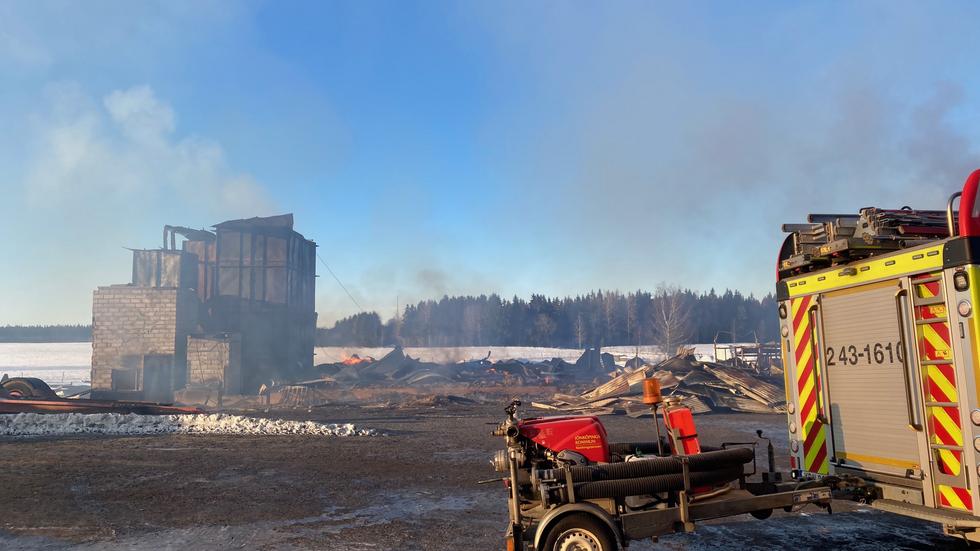 På söndagsförmiddagen återstod bara förkolnade rester  av gårdsbyggnaden på Drösphults gård nordväst om Jönköping som började brinna tidigt på söndagsmorgonen.