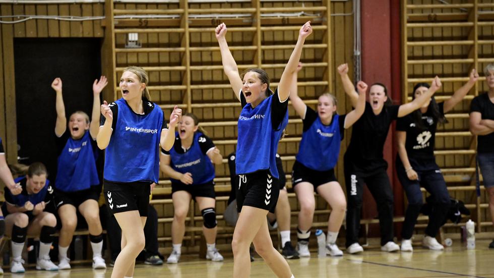 Sandas Ellen Holmgren och Sophie Johansson jublar i kvartsfinalmötet med Gymnasium Skövde 2.


