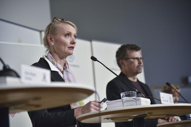 Karin Tegmark Wisell, generaldirektör för Folkhälsomyndigheten och Svante Werger, särskild rådgivare på MSB vid en av årets pressträffar. Arkivbild.