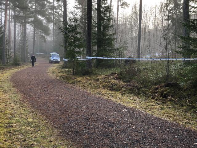 En vuxen person har hittats död i ett skogsområde i Taberg. Polisen misstänker att personen har mördats – och misstänker även gravfridsbrott.