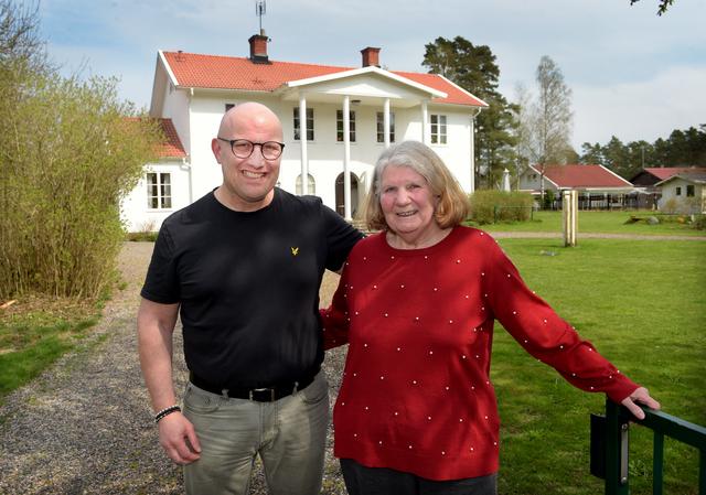 Anders Tegeskog och modern Marita Tegeskog framför den Amerika-inspirerade vita disponentvillan. Nu ska den säljas, efter att ha varit i familjens ägo sedan 1980. 