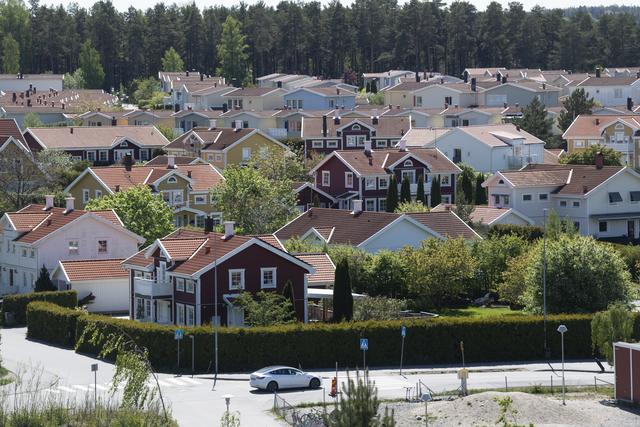 Priserna på bostadsmarknaden har gått ner under juni enligt statistik från Valuegard. Fotot är en genrebild. Foto: Fredrik Sandberg / TT