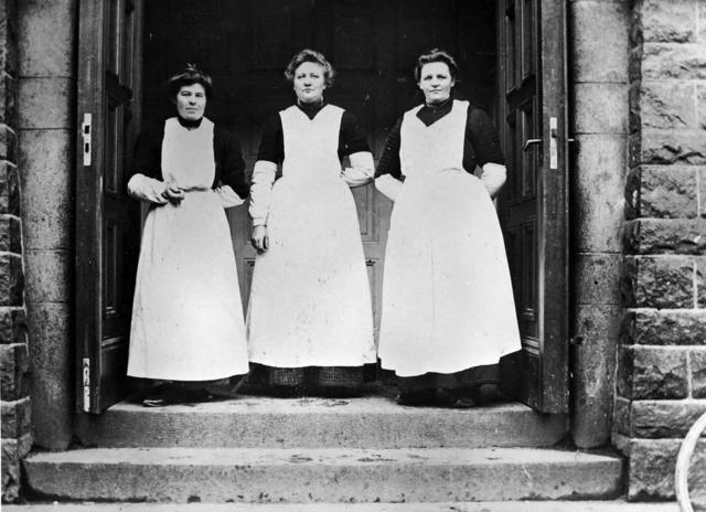 I saluhallen var kvinnorna i majoritet, bland kunder men inte minst bland säljarna. Här tre vilt- och köttförsäljerskor på trappan till saluhallen.
