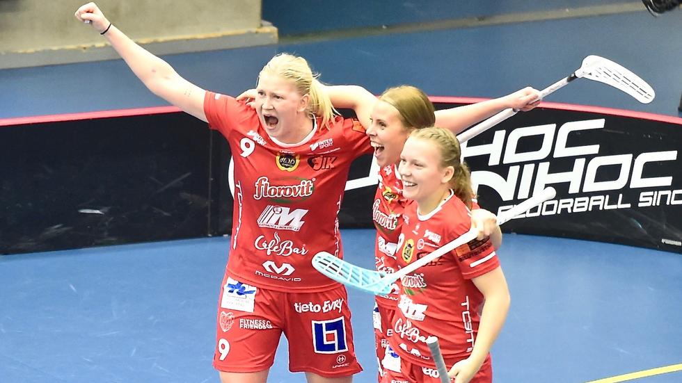 Ellen Svensson, Moa Jakobsson och Elin Rejgård jublar efter ett av nio JIK-mål mot Falun. 