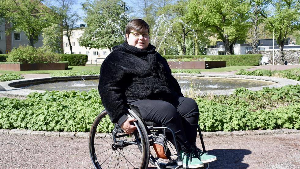 Rebecka vill uppmärksamma funktionsrättsfrågor och hur det fungerar för människor med funktionsnedsättning under krigstid.