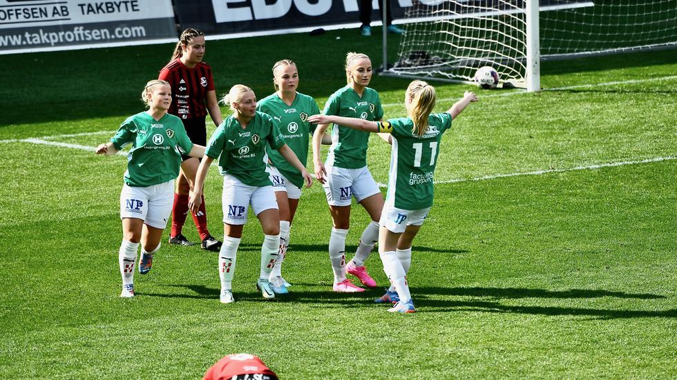 J-Södra-spelarna jublar efter ett av fem mål som gjordes när laget körde över Tranås.