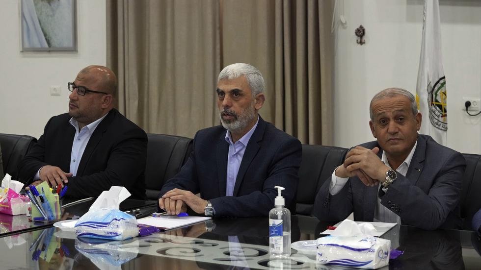 Yahya Sinwar, i mitten, på en bild från ett möte i staden Gaza före kriget.