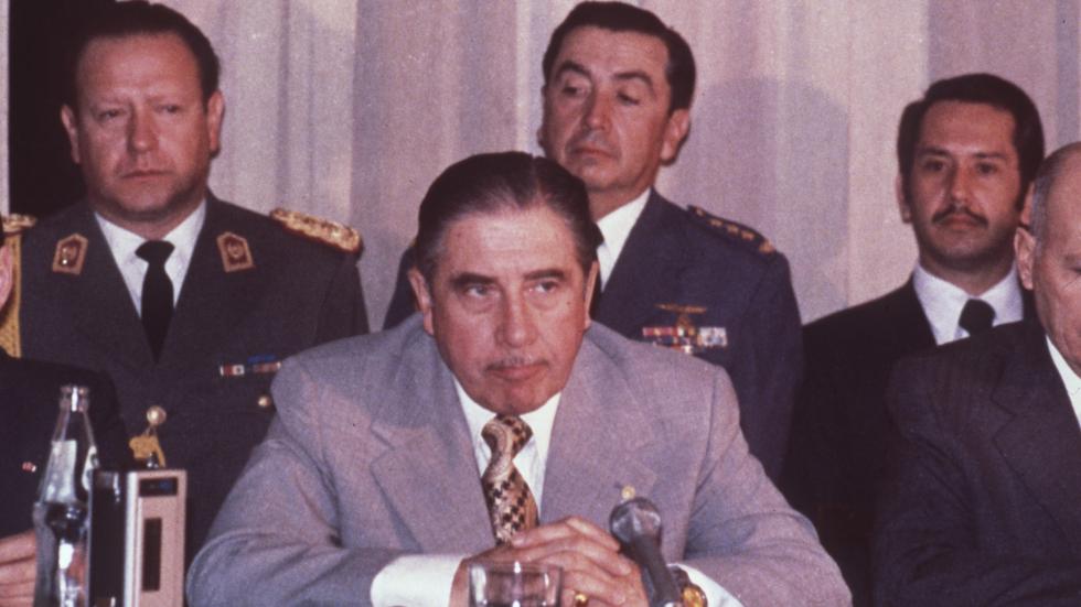 Chiles militärdiktator Augusto Pinochet fotograferad 1974. Mellan 1973 och 1990 ledde Pinochet en hårdför regim som avrättade, fängslade och torterade politiska motståndare. Under den tiden adopterades omkring 2 000 barn från Chile till Sverige. 