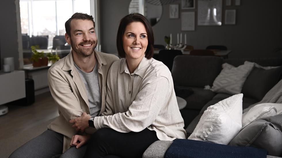 Simon Werner-Zankl och Sandra Carlson sitter på en av sina favoritplatser i huset, nämligen i soffan vid kaminen på det övre planet. 