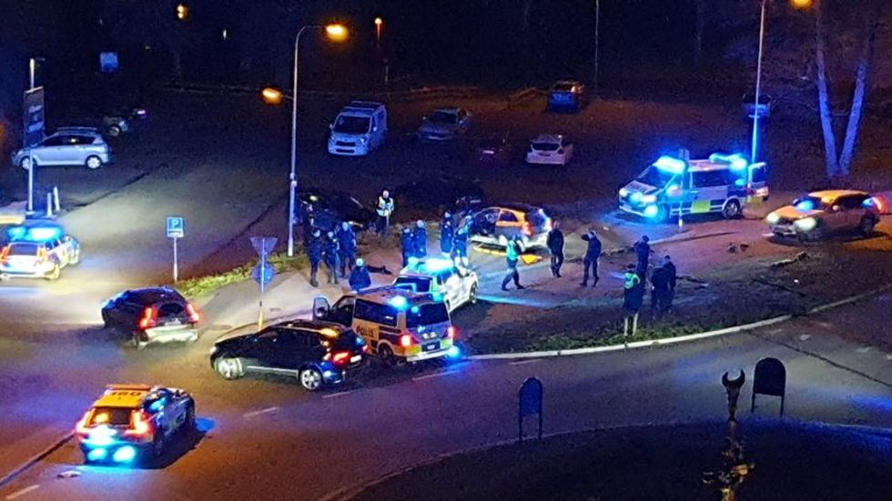 En biljakt under natten mot söndag slutade med att den flyende bilen krockade i en rondell vid Smedbyn i Huskvarna. Foto: Läsarbild