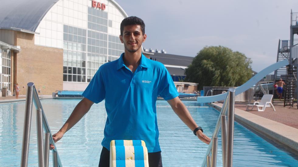 Mohammad Alali arbetar sin första sommar som badvakt på Rosenlundsbadet. Han berättar att mycket tid går åt till att ta han om barn som springer runt ensamma. 