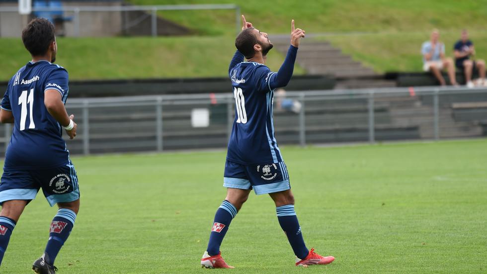 Tarek Alnator pekar mot skyn i samband med firandet efter hans 1–0-mål, som kom till efter en säkert slagen frispark.  