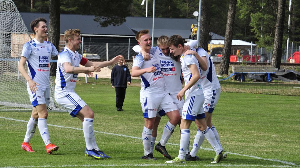 WIK jublar efter Jonathan Johanssons 2-0-mål. Det blev tre poäng när Hestrafors besökte Vaggeryds IP på Valborgsmässoafton.
