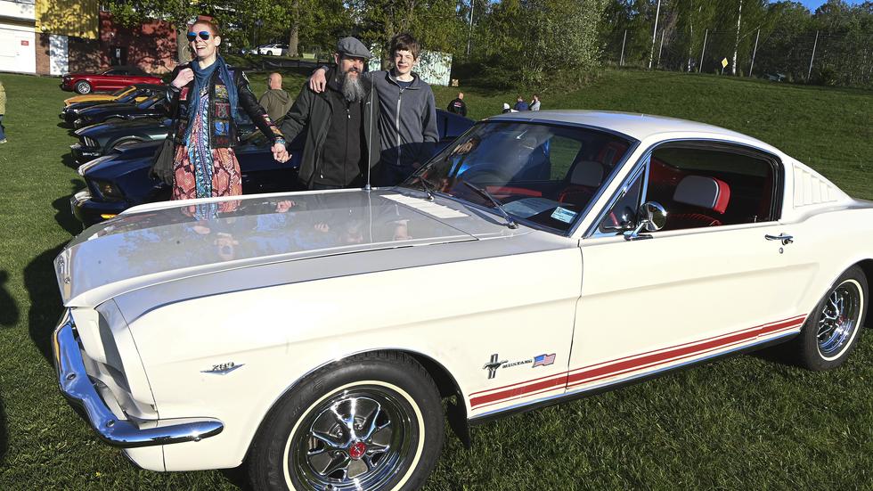 I familjen finns redan en nyare Mustang, men drömmen om en från 1960-talet finns där, säger Ricky Carlsson som flankeras av Kerstin Hellman till vänster och Ralf Carlsson Hellman till höger.