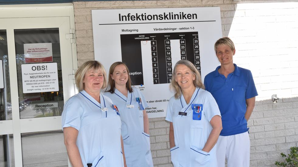 Infektionsmottagningens vårdadministratörer Marie Erinder, Matilda Lillå, Louise Torstensson och Carina Forsberg anser att vårdadministratörernas löner borde höjas för att göra yrket mer attraktivt.