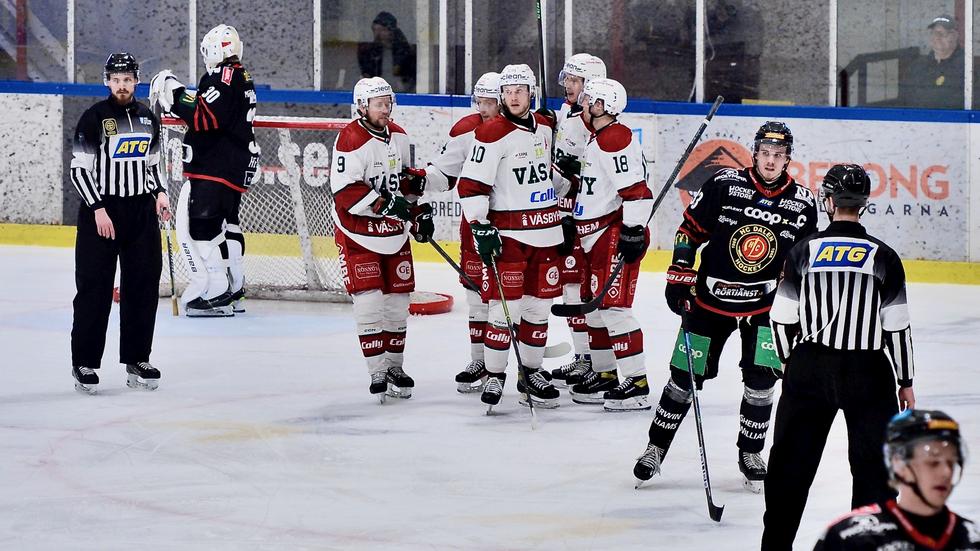 Väsby jublar efter ett mål i 4–0 segern mot HC Dalen.