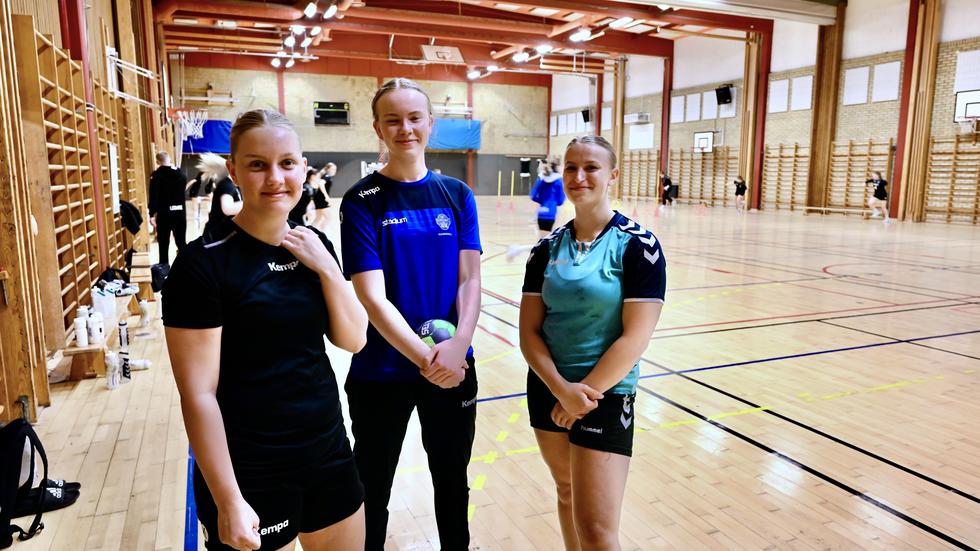 Elvira Jakobsson, Alice Thomasson och Mathilda Nelander-Karlsson spelar handboll i Hallbys damjuniorlag.