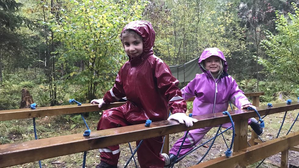Byota Grace Isaac och Heidi Fagerström tycker att det är roligast att leka på klätterställningen i skolskogen. 