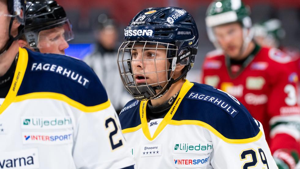 Jonathan Wikström lämnar återbud till småkronornas läger och matcher mot Finland i nästa vecka. Foto: Carl Sandin