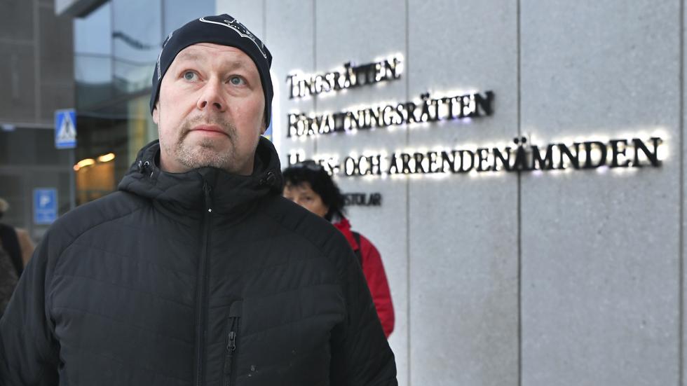 Martin Svensson utanför tingsrätten i Jönköping vid rättegången för snart ett år sedan.